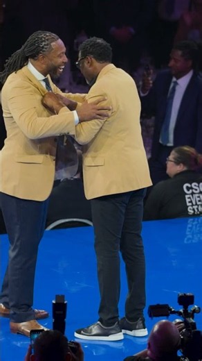 Larry Fitzgerald receives his Gold Jacket