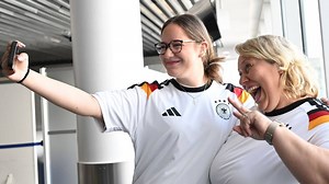 Beim Abflug der DFB-Nationalmannschaft zur WM in die USA wurden Passagiere mit Trikots überrascht