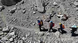 Climbing season kicks off! Mountaineering teams transport supplies to higher altitude. Come to see them from above! | China Xinhua Sports
