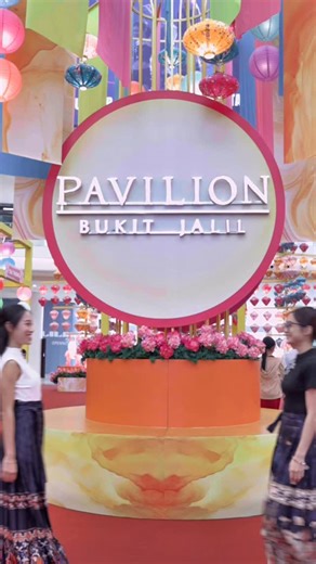 The Mid-Autumn vibes are filling the air~ 🏮🌸 And Pavilion Bukit Jalil is where all the festive fun is happening! 🥮 Over 20 booths including mooncakes gift sets and tea to explore 🐇 Mid-Autumn decorations & photo spots 🎨 Hands-on DIY workshops to bring home your own creations 🧧 Lantern riddles & fun games with cute prizes 💃 Traditional dance performances & interactive workshops If you’re looking for the full Mid-Autumn experience, this is THE place to be 💯 Come soak in the most happening 