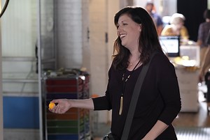 ‘Downward Dog’: Allison Tolman Talks About Strong Single Women, Smart Pups and Season 1 Guest Stars — Watch