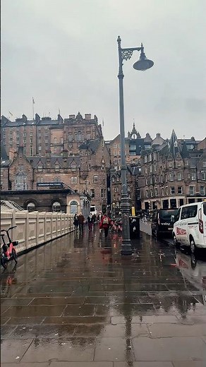 “POV: Edinburgh in the Rain — Aesthetic Streets You’ll Want to Walk Forever 🌧✨”