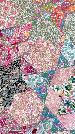 sewing my way through 2026 making a pretty new quilt 🌸🪡✨ #epp #englishpaperpiecing #libertyfabrics #crafttok #quilting | By Ellesse