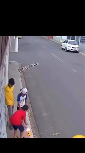 @unseengroupleaks on Instagram: "... 《洞》(2003 年）讲述了斯坦利·叶纳茨四世（希亚·拉博夫饰）的故事,他是一名青少年,被错误地判定犯有盗窃罪,并被送往德克萨斯州残酷的青少年拘留中心绿湖营。被拘留者由腐败的沃克监狱长（西格妮·韦弗饰）管理,他们必须每天挖洞寻找与不法之徒基辛·凯特·巴洛有关的宝藏。斯坦利与赫克托·"零"·泽罗尼成为朋友,打破了家庭诅咒并找到了宝藏。 剧情概要和关键元素 前提与诅咒:斯坦利·叶纳茨来自一个因曾曾祖父未能兑现对立陶宛算命师泽罗尼夫人的承诺而被诅咒"运气不好"的家庭。他因偷窃棒球明星克莱德·"甜脚"·利文斯顿捐赠的鞋子而被不公正地判刑。 绿湖营地:抵达后,斯坦利发现湖水早已干涸。这些男孩,包括“零”（克莱奥·托马斯饰）、腋窝、之字形、鱿鱼、磁铁和 X 射线,被迫每天挖一个 5x5 英尺的洞来“塑造性格”,尽管典狱长实际上正在寻找被盗的宝藏。 交织的历史:这部电影在现在和过去之间切换,展示了 110 年前萨姆被谋杀后湖水如何干涸。萨姆是一名洋葱小贩,深受学校教师出身的姻亲凯瑟琳“亲吻凯特”巴洛的喜爱。凯特杀死了斯坦利的曾