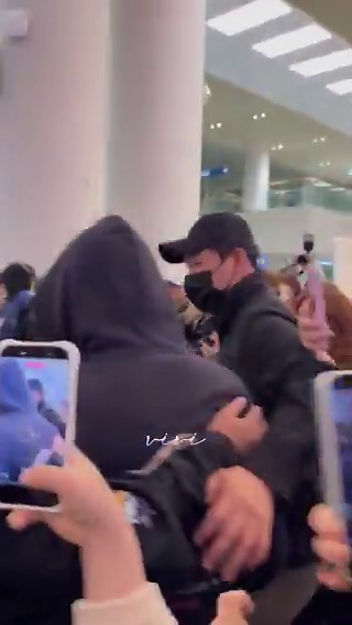 실트가 고소공지라서 찾아봤더니NCT해찬 공항입국 영상들 올라오는데 열애‘인정’도 아니고 실체도 불분명한 열애‘설’떴다고새벽5시에 공항 찾아가서 개새끼야?미친새끼야?이런애들이 진짜 입원치료받아야함🤯