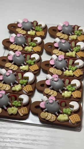 i think i’m getting faster at this 😆 and the remys are definitely getting more consistent! dm @/crittertrinkets to adopt your own remy keychain or magnet! #polymerclay #ratatouille #remy #charcuterie #keychain