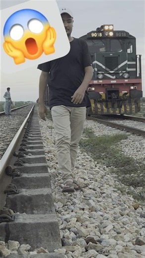 Mout ek kadam door thi 🚆 Allah ne bachaya 🙏