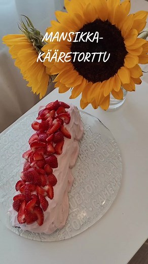 Kesäinen mansikkakääretorttu. Tää oli niin hyvää ja helppo tehdä! Pohja 4 munaa 1,5dl sokeria 4rkl gluteenittomia jauhoja 2rkl perunajauhoja 3rkl kaakaojauhetta 1tl leivinjauhetta -Laita uuni kuumenemaan 200 asteeseen. -Vatkaa munat ja sokeri vaahdoksi. -Sekoita kuivat aineet keskenään. -Lisää kuivat aineet munasokerivaahtoon. Kääntele varovasti nuolijalla. -Levitä taikina leivinpaperilla vuoratulle pellille levyksi. -Paista 200 asteessa uunin keskitasolla noin 10 min. -Anna pohjan jäähtyä hiema