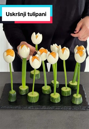 Uskršnji tulipani 🌷✨🐰 Jednostavni recept za Uskrs koji će biti najljepši dodatak blagdanskom stolu 🥰 RECEPT • 12 jaja • 3 vezice luka (birajte one sa puno tankih i zelenih listova) • 2 krastavca • štapići za ražnjiće 1. Skuhajte i lijepo ogulite tvrdo kuhana jaja (kuhanje i trikovi za guljenje su ispod recepta) 2. Štapiće za ražnjiće skratite za 4cm (da kasnije lakše stoje bez padanja) 3. Odvojite 12 tankih i zelenih listova mladog luka i odrežite ih da su oko 4cm kraći od štapića 4. Kroz lis