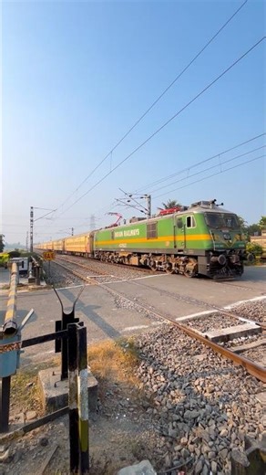 Green Goblin Leading Empty Rake Cross Railgate #Shorts #viralshorts #easternlifelines