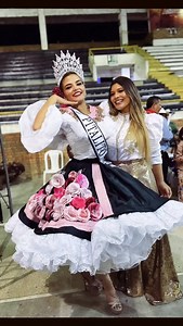 Que viva nuestra cultura y el folclor, que vivan las mujeres valientes y resistentes, Dios promete y cumple si sabemos esperar en su palabra.@vanessa_salazar_22 Hoy no solo portas una corona, portas la historia de una mujer que ha sabido esperar, que ha sabido luchar sin perder la sonrisa ni el alma. Porque esta victoria no es repentina, es el eco de cada paso que diste sobre un escenario, de cada ensayo cuando nadie miraba, de cada lágrima que supiste convertir en fuego sagrado. #orgullodelsur 