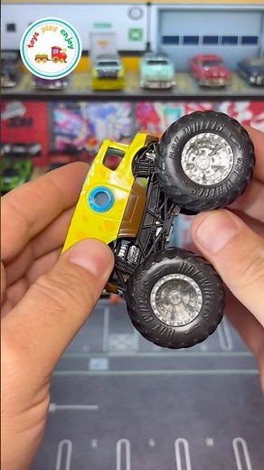 Hot Wheels Monster Trucks SpongeBob SquarePants 1:64 Monster Toy Truck Showcase