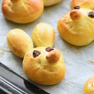 Level up your Easter dinner with homemade bunny rolls! 🐰🍞 Learn how to shape soft bread dough into adorable bunnies that will add a whimsical touch to your holiday feast. Join us as we share the step-by-step process to create these charming treats. Your guests won't be able to resist! #EasterRecipes #BunnyRolls #HomemadeBread https://www.skiptomylou.org/how-to-make-bunny-rolls/?utm_campaign=meetedgar&utm_medium=social&utm_source=meetedgar.com | Easy Recipes and Crafts