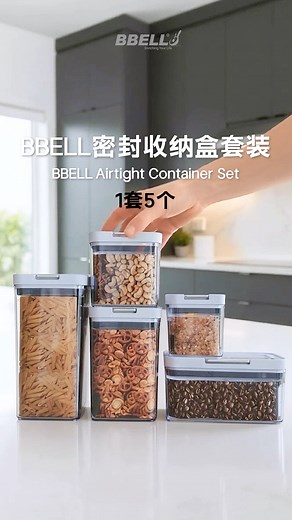 #BBELL新出【密封收纳盒套装】妈妈永远不会嫌多的 ！#1 SET 5个收纳盒 大中小什么size都有 ！要装什么都可以～ 重点是可以帮你的厨房收到干干净净，整整齐齐 . 妈妈整整齐齐的厨房，真的会让人做饭心情都变好 ❤️所以家里一定要𝗕𝗕𝗘𝗟𝗟 密封收纳盒！ 一次过可以装很多，收很多 . 🌟食品级 SANS 材质，BPA FREE 安全没有DU ! 意思就是安全到可以直接接触食物 🍚装干货、小孩零食都可以，不用担心塑料有DU味啦～ 🌟5个size一次过带回家， 不需要东买一个、西买一个，大中小全部配好，装什么都方便。 一组收纳盒，解决你所有厨房乱七八糟的问题。 🌟方形设计，每个角落的空间都不会浪费 ！而且还可以叠放，给你放更多 ！不管放冰箱还是橱柜，都整整齐齐～看起来舒服，拿东西也更顺手 😍 🌟食品级密封硅胶圈帮你锁紧不给空气跑进去！食材不会那么快漏风不新鲜～ 放进冰箱也不用怕久了会有“冰箱味”，硅胶圈可以拆出来洗再放回去，比较卫生 🌟一按锁紧，一拉打开，简单又密封，超方便！ 🌟家里哪个角落都能用，收哪里都可以，冰箱、橱柜、收纳柜都能放～漂亮、实用、又省空