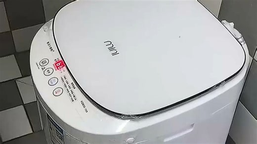 美的婴儿洗衣机操作面板简洁直观，老人小孩都能轻松上手，一键启动智能洗涤程序，省时省力。专为婴幼儿衣物设计，温和洗净不伤布料，有效去除奶渍、口水印等常见污渍，守护