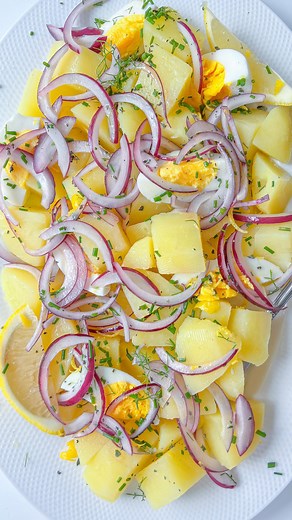 My Bulgarian Potato Salad is a summertime staple in our household. Unlike American potato salad (which I also love), our version uses a tart white balsamic vinegar (or lemon juice) and olive oil in place of mayo. This light and filling recipe gets protein from the addition of hard-boiled eggs, and bright color and flavor from finely chopped fresh herbs and red onion. It’s the perfect side to grilled meats and fish; and the absence of mayo makes it a picnic-friendly dish. ⠀⠀⠀⠀⠀⠀⠀⠀⠀⠀⠀⠀ As always, 