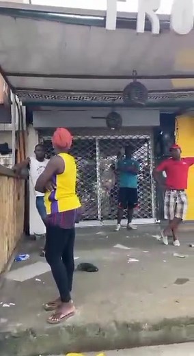 La boutique du partenaire Orange marché Ndogpassi mise à sac par les bigands . | Patrice Gouater Bi Libobi