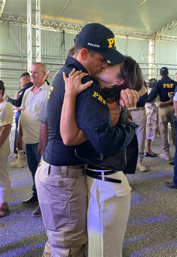 Ele me pediu em casamento no dia mais importante da vida dele. Já posso dizer que venci na vida? 🤍💍👰🏻‍♀️ #pedidodecasamento #noiva #prf #policia @nau à deriva