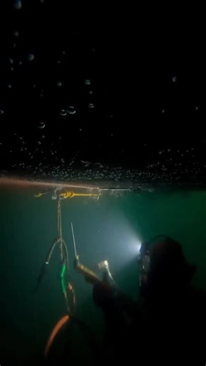 DEEPSEA LOCKER® on Instagram: "DEEPSEA Locker industry feature w/ diver @allen55_castro Overhead cutting with Oxy Propylene PVL Torch #bluecollar #fabrication #layout #construction #oxyacetylene #propylene #cuttingtorch #wetwelding #hardhatdiving #underwaterwelding #weld #welding #kirbymorgan #shiphusbandry"