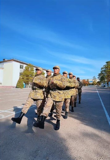 🇰🇿 Бүгін сарбаз — ертең келісімшарттың әскери қызметшісі! 💂‍♂️✨ ҰҚК Шекара қызметі Алматы облысы бойынша департаменті Райымбек ауданы бойынша шекара басқармасының техникалық және кәсіби даярлық бөлімінде өзінің шекарашылық шеберлігін шыңдап жатқан “Күз–2025” шақырылымының сарбазы осылай деп сыр шертеді. Ол өзінің жас ғұмырын ел шебімен байланыстыруды шешіпті. 🇰🇿 Құптарлық, мақтарлық, мақтанарлық қадам! 👏🔥 Шекара — өзінің патриоттарын күтеді! 🛂❤️ ⸻ 🇰🇿 Сегодня он — солдат, а завтра — вое