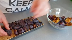 🍇 C’est la pleine saison des quetsches en Alsace… et ça sent bon la tarte maison ! 😍 Découvrez notre recette de tarte aux quetsches : simple, fruitée et délicieusement rustique ✨ 👉 À retrouver ici : https://www.bredele.alsace/recette-tarte-quetsches 📍 Petit rappel : la boutique Bredele à Rœschwoog est fermée jusqu’au 8 septembre inclus. 📦 Le moule à tarte rectangulaire est disponible sur la boutique en ligne pour une livraison à domicile ou en relais : https://bredele.boutique/1362-moule-ta