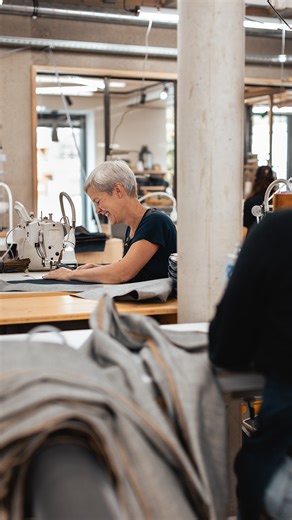 Chez Atelier TUFFERY, nous sommes profondément attachés à l'impact social de nos activités, ancrant ainsi notre engagement dans une démarche éthique et durable. 🤝 Nous plaçons le bien-être de nos artisans au cœur de nos préoccupations, veillant à ce qu'ils travaillent dans des conditions optimales. De plus, nous valorisons les métiers manuels, héritage précieux de notre histoire, et nous encourageons la polyvalence des postes pour favoriser l'épanouissement de chacun. Notre engagement ne se lim