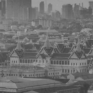 🚨 Lèse majesté is an offence or defamation against the dignity of a ruling head of state. In Thailand, lèse majesté is a crime according to Section 112 of the Thai Criminal Code. Thailand is the only constitutional monarchy to have strengthened its lèse-majesté law since World War II. ✍🏻 Lèse majesté complaints can be filed by anyone, against anyone, and they must always be formally investigated by the police. The oldest version of lèse-majesté law was in the modern defamation law of 1900, ena