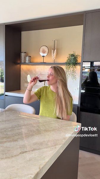 4 Kitchen choiches i’d never skip again ✨ - Build in ventilation - Wine refrigerator - 4 chairs - Quooker #kitchen #interiordesign #fyp #decoration #decor