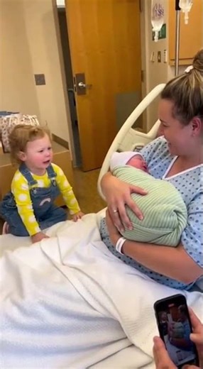 “Toddler Tries to Replace the Newborn — Delivery Room Turns Into Comedy 😂💀”