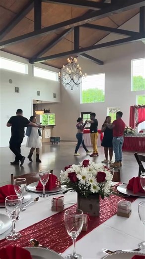 Vals de Esposos junto a su Corte 💫 Cuando el vals comienza, no solo bailan los esposos… también se une la corte, creando un momento que combina tradición, elegancia y el apoyo incondicional de quienes han estado presentes en cada etapa de la historia de amor. La pista se llena de sonrisas, vestidos que giran, trajes que se mueven con ritmo y una energía que solo se vive en las bodas donde la emoción se respira en cada detalle. Como coordinadora, es un privilegio ver cómo este baile se convierte
