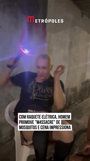 🦟⚡ GUERRA CONTRA OS MOSQUITOS Quem já perdeu uma #noite de sono por conta de mosquitos zumbindo ao pé do ouvido vai entender a satisfação deste vídeo, que viralizou nas redes sociais. O rapaz aparece sentado do lado em uma cadeira, com uma raquete elétrica nas mãos, promovendo um verdadeiro “m4ssacre” de #mosquitos. O objeto dá tantos estalos que mais parece uma festa eletrônica. É tamanho o #barulho, que parece que ele tá abrindo um portal mágico, como brincou um internauta nos comentários. Qu