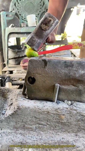 屋外鍛造：赤熱金属の冷却と鍛打成形