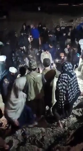 A residential house in the Gusfand Dara area of Bagrami district, Kabul, collapsed following 5.5 magnitude earthquake. Six people have died and one is reported missing, according to a statement from the Kabul provincial authorities. Videos from the scene show locals attempting to pull bodies from the rubble. #kabul #earthquake #afghanistan #afghanistan🇦🇫 #افغانستان