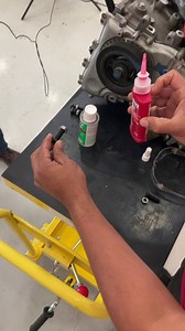 LOCTITE® 263 ofrece un bloqueo y sellado permanente en tornillería de carcasas de motor, ideal para condiciones extremas: ✅ Previene aflojamientos y fugas por impacto y vibración. 🔥 Resiste altas temperaturas y es tolerante al aceite. ⚙️ Excelente espectro de curado para un rendimiento confiable. 💡 Confía en la máxima resistencia cuando más lo necesitas. | Loctite