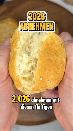 Ben Lindeke on Instagram: "✅ Mach dir diese leckeren Eiweißbrötchen🥰 🧑‍🍳 Rezept: 300g Dinkelmehl, 250g Magerquark, 1 Ei, eine Packung Backpulver und optional etwas Salz und Sesam:) ❤️ Der ganze Teig hat 1300 Kcal und 70g Eiweiß 📖 Anleitung wie im Video und bei 180 Grad für 10 Minuten in den Ofen. 🫶 Viel Spaß damit 🫶 #abnehmen #kaloriendefizit #rezept #Food #baking"