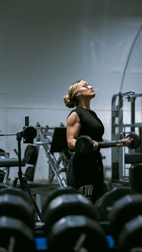 Emily Arthur on Instagram: "Gym=therapy It’s been so therapeutic for me to let out all my emotions in the gym (pls enjoy my ugly face repping weight). Prioritizing my peace on this deployment and not dating again until I feel ready. Priority one is me. I know it sucks to have your friends text you that they saw your ex on dating app (or your current husband, ew) and/or they’ve moved on so quickly from you…but trust me if you’re prioritizing yourself it is going to help you heal so so much. You g
