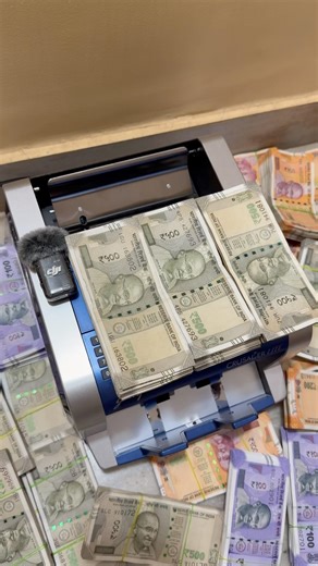 Can this machine count 150000₹ in 1 through 😐 #cash #machine #money #tips