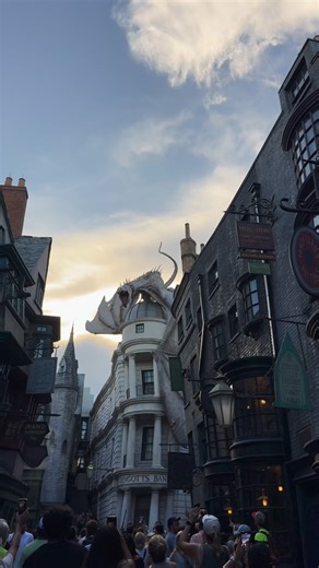 Dreamland Guías on Instagram: "RIDER SWITCH (en Disney) o CHILD SWAP (en Universal)🎢 Te dejo la lista de atracciones que tienen este beneficio: ✨RIDER SWITCH 🏰 Magic Kingdom: The Barnstormer Big Thunder Mountain Railroad Tiana’s Bayou Adventure Seven Dwarfs Mine Train Space Mountain TRON Lightcycle / Run Tomorrowland Indy Speedway 🌎 Epcot: Mission: SPACE Soarin’ Around the World Test Track Guardians of the Galaxy: Cosmic Rewind Frozen Ever After 🏨 Disney’s Hollywood Studios: Alien Swirling S