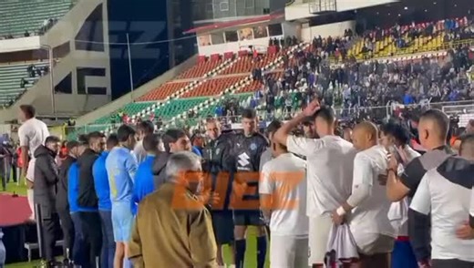 DIEZ.bo on Instagram: "LOS JUGADORES DE BOLÍVAR HICIERON EL PASILLO AL CAMPEÓN NACIONAL 🏆 Lampe, José Sagredo, Ignacio Gariglio y otros integrantes del plantel celeste rindieron homenaje a Nacional Potosí tras consagrarse campeón de la Copa Bolivia, mostrando respeto y deportividad al nuevo monarca. #Diez #ElDeber"