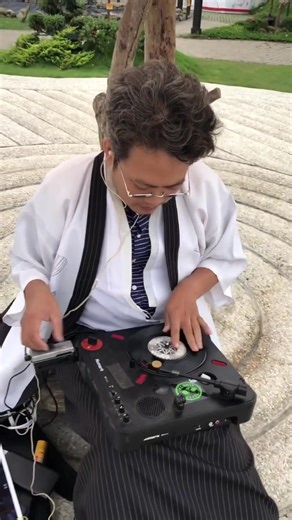 Nge dj bisa dimana aja. Skratching aja. #realdj #portablist #portablism #skratchsociety #skratching