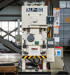 [Hot Item] Pneumatic Punching Machine for Metal Sheet Process Hole Making and Cutting