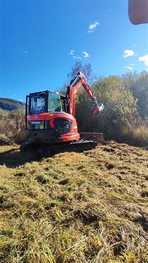 Tight spaces? Steep embankments? Roadside edges? en – No problem. The SEPPI #H3 #excavator #mulcher is built for the spots where standard machines can’t go — light, precise, and surprisingly quiet in action. Small carrier, big impact. More details: https://www.seppi.com/en/products/excavator-mounted-mulchers/h3/ · de – Enge Stellen? Steile #Böschungen? Straßenränder? Kein Problem. Der #SEPPI H3 #Baggermulcher ist genau für die Bereiche gebaut, die Standardmaschinen nicht erreichen — leicht, präz