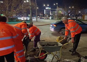 Administrația Străzilor repară gropile apărute pe străzile din București după topirea zăpezii. Echipele intervin în toate sectoarele • Știri București