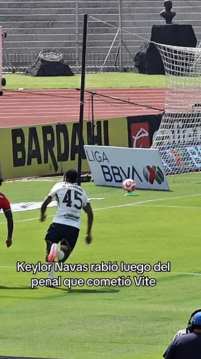 249K views · 22K reactions | Keylor Navas se enojó demasiado tras el penal en contra de Pumas. El arquero Tico quería mantener su arco en cero y dejó ver su molestia ante la desatención del equipo. #Pumas #UNAM #KeylorNavas #LigaMX | Análisis Puma | Facebook