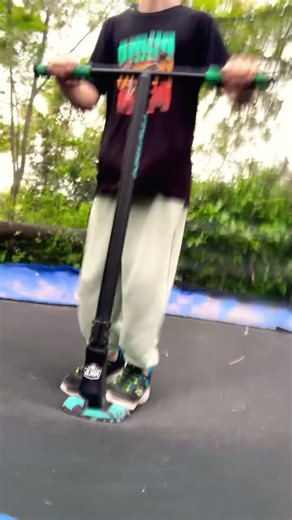 Petit grab avec un double whips #trotinette #petit grab #double whips