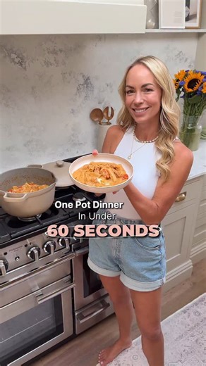 One Pot Dinner 🍲 Save for later 🙌🏻 Here’s what you’ll need: Olive oil, 1 red onion, 1 garlic clove, 1 tbsp tomato puree, 900ml chicken or veg stock, 350g pasta, 2-3 chicken breasts (optional), 500g cherry tomatoes, 3 chopped peppers, 3 tbsp double cream, one ball mazzarella, parsley and seasoning. How to make: - In a large pan add olive oil and red onions and fry until soft. - Add peppers until soft and then chicken until browned. - Add tomato puree, garlic, salt, pepper and stir. - Then add 