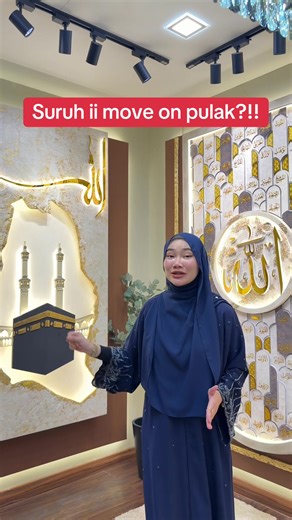 Macam mana nak move on ni??!! 😭✨ Haaa… ramai betul kak abang yang datang gallery tapi masih tak boleh move on dengan koleksi Raya Royal Edition kita 🤍 Datang saja nak “tengok-tengok”… sekali terus jatuh hati 🥹 Antara design yang paling buat orang berpatah balik: 🌙 Masjid Nabawi Art 🌙 Amelia Arch Moon 🌙 Amelia Arch Stone 🌙 Kaabah Art Setiap satu ada aura dia sendiri lembut, eksklusif dan sangat menaikkan seri ruang. Bila pasang dekat dinding, terus nampak rumah lebih hidup, tenang dan namp