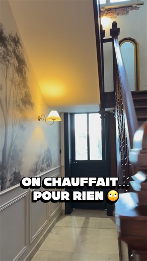 Damien Golebiowski on Instagram: "On isole notre maison au fur et à mesure. Pas par choix esthétique, mais par contrainte bien réelle : refaire toute l’isolation d’un coup, ce serait ➜ des travaux dans toute la maison ➜ un budget énorme ➜ et une maison inhabitable pendant des mois. Alors on traite les plus grosses fuites thermiques une par une. Après avoir isolé complètement la future cuisine et notre salle, cette descente de cave était clairement un point faible : air froid, courants d’air, per