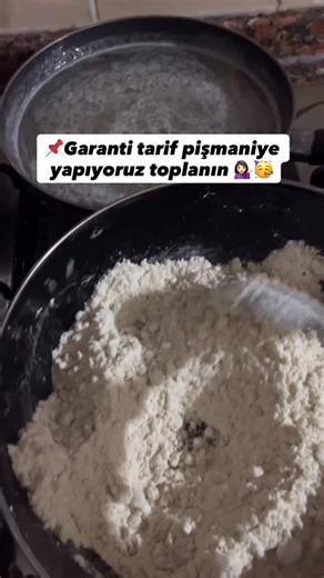 Şeriban Duman on Instagram: "🍭☁️ Pişmaniye yapmayı deneyip yapamayanlardansan bir de bu tarifi dene 😊 Sadece tarif farkı ve birkaç püf noktası ile sen de pişmaniye yapabileceksin. Malzemeler: 5 su bardağı un 5 Yemekkaşığı tereyağ (dileyenler kullansın) 1 su bardağı su 3su bardağı şeker İşaret parmağın tırnağı büyüklüğünde bir parça limon tuzu 2yemek kaşığı tereyağ (şerbet dökülecek tepsi için Yapılışı: Öncelikle tavaya unu alıp hafif pembeleşene kadar kavur. Tereyağ ekleyeceksen ocağın altını 
