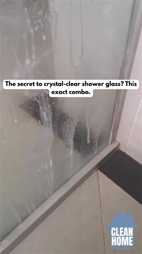 If your shower glass always looks cloudy no matter how much you scrub… this is the method that finally gets rid of the soap scum AND the haze. It only takes a couple of minutes, and you don’t need fancy products — just the right mix and a bit of dwell time. Here’s exactly what I do in every home I clean: ✨ Spray with homemade cleaner (vinegar dish soap eucalyptus water) ✨ Let it sit for 60 seconds so it can break everything down ✨ Use a magic eraser sponge to cut through the build-up ✨ Rinse cle